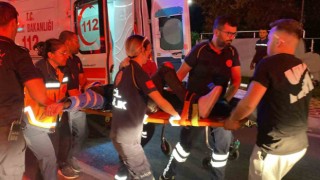 Motosiklet, kırmızı ışıkta bekleyen otomobile arkadan çarptı: 2 yaralı