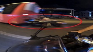 Motosiklet sürücüsü belediye otobüsüne çarptı: O anlar kamerada
