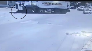 Motosiklet sürücüsünün hafriyat kamyonunun altında ezildiği anlar güvenlik kamerasında