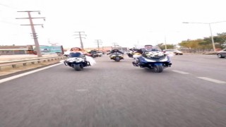 Motosiklet tutkunu çiftin konvoyu