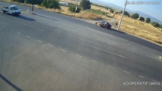 Motosiklet ve otomobilin çarpıştığı kaza anı güvenlik kamerasında