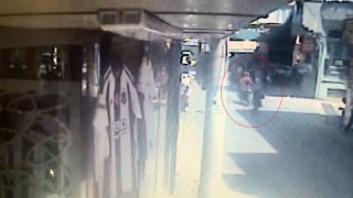 Motosiklet yolun karşısına geçen yayaya çarptı