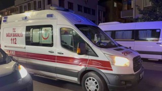 Motosiklet yolun karşısına geçmeye çalışan yayaya çarptı: 3 yaralı