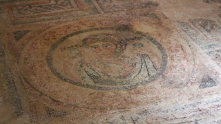 Mozaikteki madalyon Roma askeri birliğinin simgesi çıktı