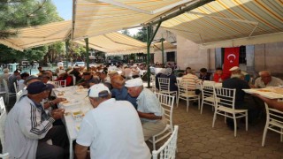 Namaz sonrası vatandaşlara yemek ikramında bulunuldu