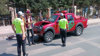 Nemruttaki yangına müdahaleye giden araç kaza yaptı