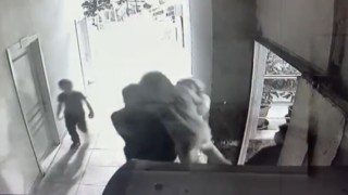 Öfkelendiği çocuğu havaya kaldırıp yere atan baba gözaltına alındı
