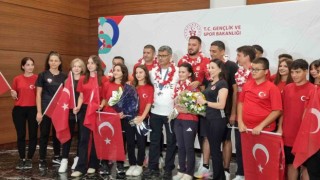 Olimpiyatlarda gümüş madalya kazanan milli atıcı Yusuf Dikeç, İstanbula geldi