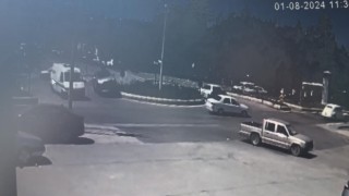 Önce otomobile, sonra cenaze aracına çarpan araç lastikçiye girdi: 1 yaralı