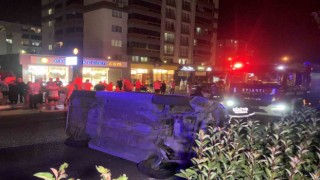 Önce reklam panosuna sonra aydınlatma direğine çarptı