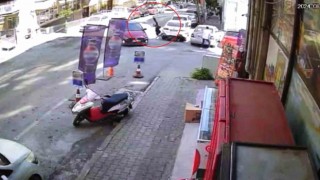 Önüne çıkan otomobile çarpan motosikletli havada takla attı