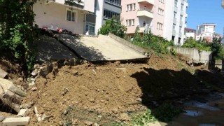 Orduda sağanak nedeniyle istinat duvarı yıkıldı: 10 daireli bina tahliye edildi