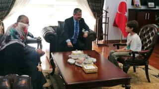 Osmaniye Valisi Yılmaz, Kadirli’li Öğrenciyi Makamında Ağırladı
