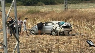 Osmaniyede otomobil tarlaya uçtu: 2 yaralı