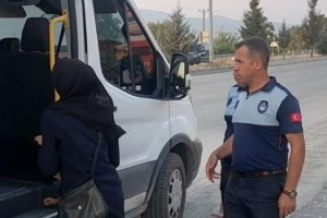 Osmaniye'de Sürücüleri Tehlikeye Atan Dilenciye Zabıta Müdahalesi