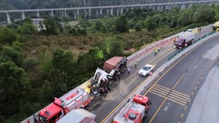 Otobüs ve otomobile çarpan tır, bir başka otomobilin üzerine devrildi: 1 yaralı