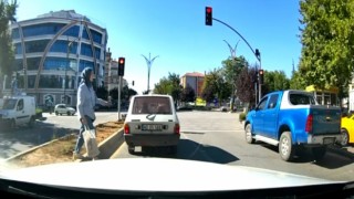 Otomobil çocuğa çarptı
