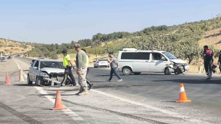 Otomobil ile minibüs çarpıştı: 3 yaralı