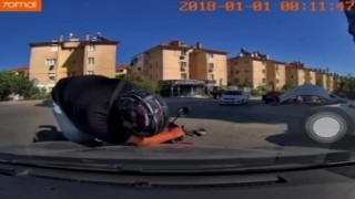Otomobil ile motosikletin çarpıştığı kaza anı kameraya yansıdı