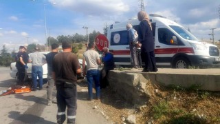 Otomobil kaldırıma çarptı, yaralılara yoldan geçen sağlık ekibi müdahale etti