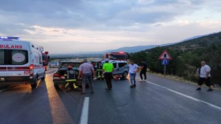 Otomobil karşı yönden gelen araçla çarpıştı; 2 yaralı
