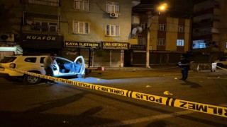 Otomobil yayalara çarptı, durumu gören aileler otomobile taş ve silahla saldırdı: 4 yaralı