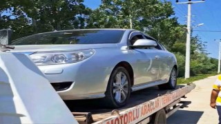 Otomobilin motoruna sıkışan kedi için seferber oldular