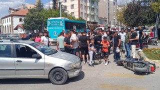 Otomobille çarpışan elektrikli motosiklet sürücüsü ağır yaralandı