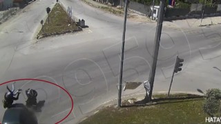Otomobille çarpışan motosiklet sürücüsünün havaya uçtuğu anlar kamerada