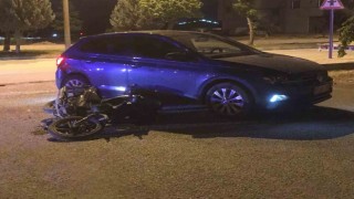 Otomobille çarpışan motosikletin sürücüsü yaralandı