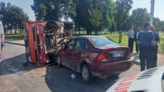 Otomobille kamyon çarpıştı: 6 yaralı