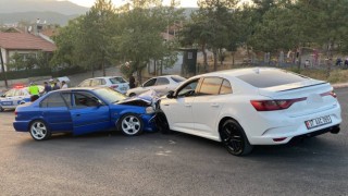 Otomobillerin çarpıştığı kazada 2 kişi yaralandı