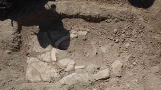(Özel) Apollon Smintheus Tapınağında 1700 yıllık mezar bulundu