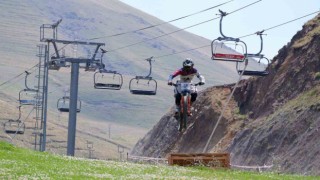 Palandökenin zirvesinde aşağı pedal çevirdiler