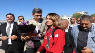 Paris Olimpiyatlarından başarı ile dönen milli boksör Hatice Akbaşa coşkulu karşılama
