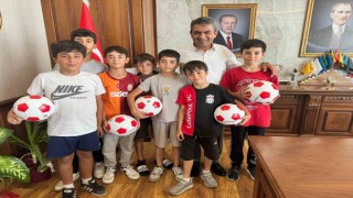 Parkta topları kesilen çocuklar soluğu belediyede aldı