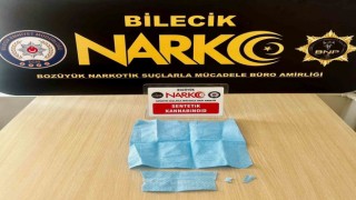 Peçeteye emdirilmiş uyuşturucu madde ile yakalandı