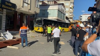 Pendikte bina kolonuna çarpan İETT otobüsü kaza yerinden kaldırıldı