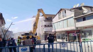 Pendikte İETT otobüsünün çarptığı 4 katlı bina yıkılıyor