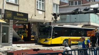 Pendikte İETT otobüsünün çarptığı binada güçlendirme çalışmaları devam ediyor
