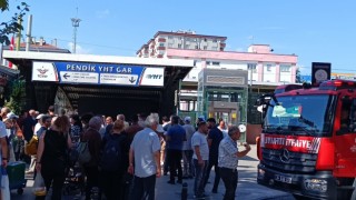 Pendikte Marmaray durağında yangın çıktı, alt geçit önünde kalabalık oluştu