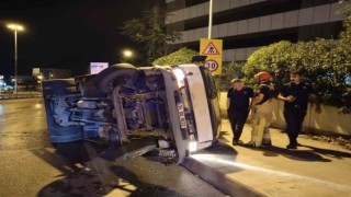 Pendikte sebze yüklü kamyon devrildi: 2 yaralı