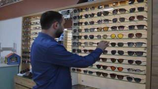 Plastik ve geri dönüşüm malzemelerinden yapılan imitasyon gözlüklere dikkat
