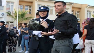 Polis adayı kadın mezuniyetinde çifte mutluluk yaşadı