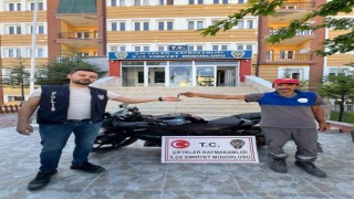 Polis çalıntı motosikleti bulup sahibine teslim etti