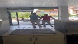 PTT şubesindeki vatandaşın öfkesi kamerada