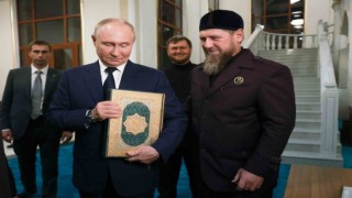 Putinin camide Kuran-ı Kerimi öptüğü anlar dikkat çekti