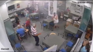 Rahat tavırlarıyla kahvehaneye giren şahıs, işletmeciyi böyle bıçakladı