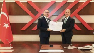 Rektör Prof. Dr. Ahmet Hacımüftüoğlu mazbatasını aldı