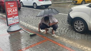 Rizede şiddetli yağmurda cadde ve sokaklar göle döndü